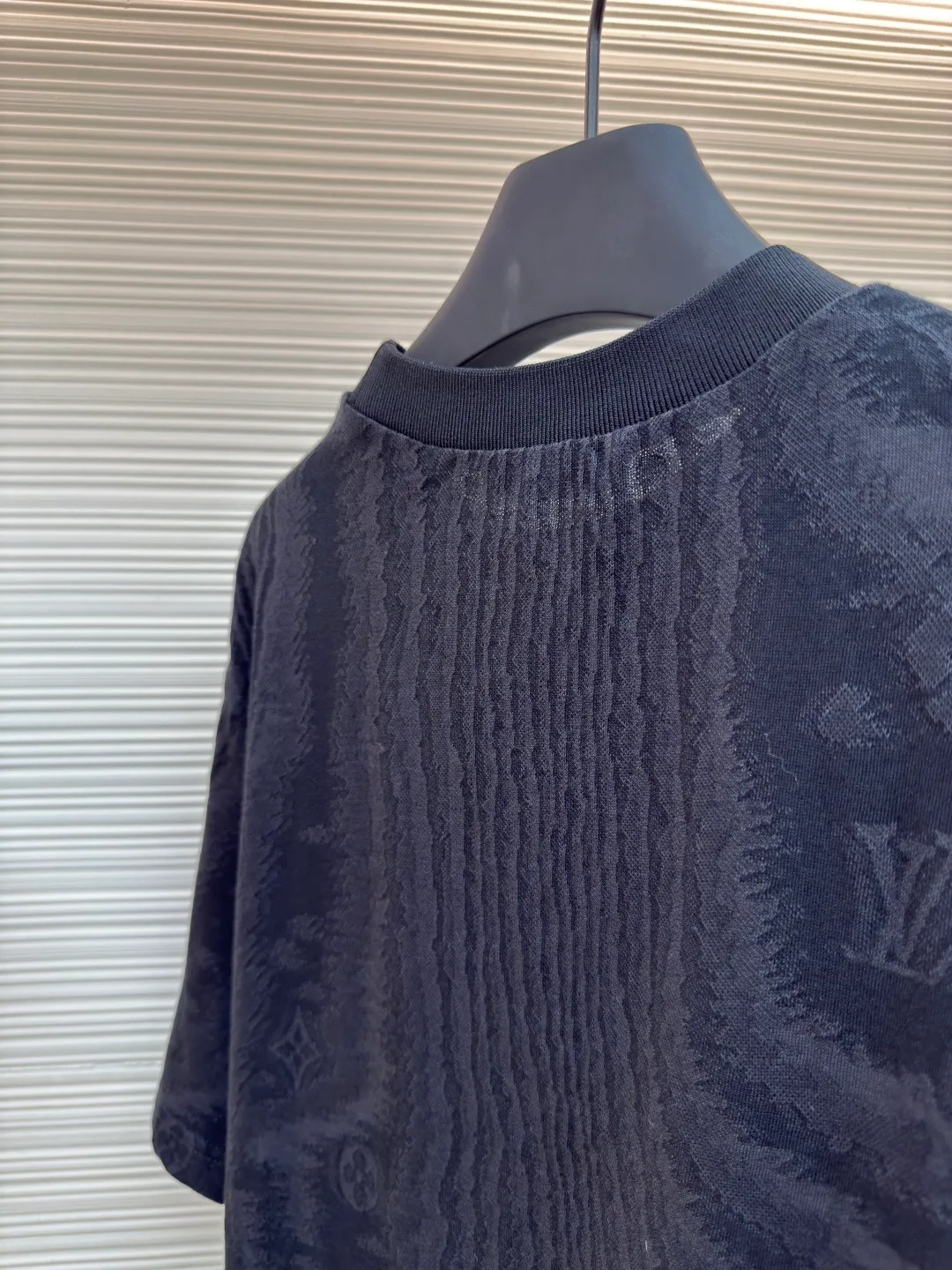 LOUIS VUITTON textured jacquard short-sleeved T-shirt ●Authentic product: purchased and developed by 9245 ●Item number: 1680360-A55 ●Fabric: pure cotton fabric ●Technology: jacquard production ●Version: fitted version ●Weight: about 190 grams ●Size: S-M-L-XL ●Description: Made of custom-made jacquard cotton knitted fabric, 100% cotton imported yarn, fully decorated with LV The Moire pattern is integrated into the LV letter Monogram flowers, and the entire frame is decorated with LV letter logo jacquard. The jacquard is integrated with the fabric, and the iconic ribbed neckline is custom-woven, truly achieving 1:1 copy. The overall wiring is straight and delicate, the fabric is comfortable and soft, and the color is consistent without color difference. It can be matched with the same style to create a fashionable look and control various occasions. Customized accessories, complete with three standards, same style for men and women!